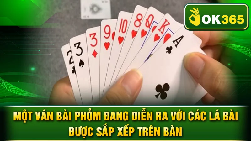 Một ván bài Phỏm đang diễn ra với các lá bài được sắp xếp trên bàn.